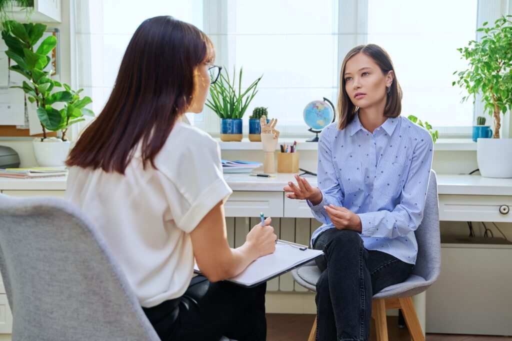 Psicóloga em atendimento individual com uma paciente